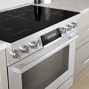 Front controlled knobs offer a commercial-inspired look and more cooktop space.